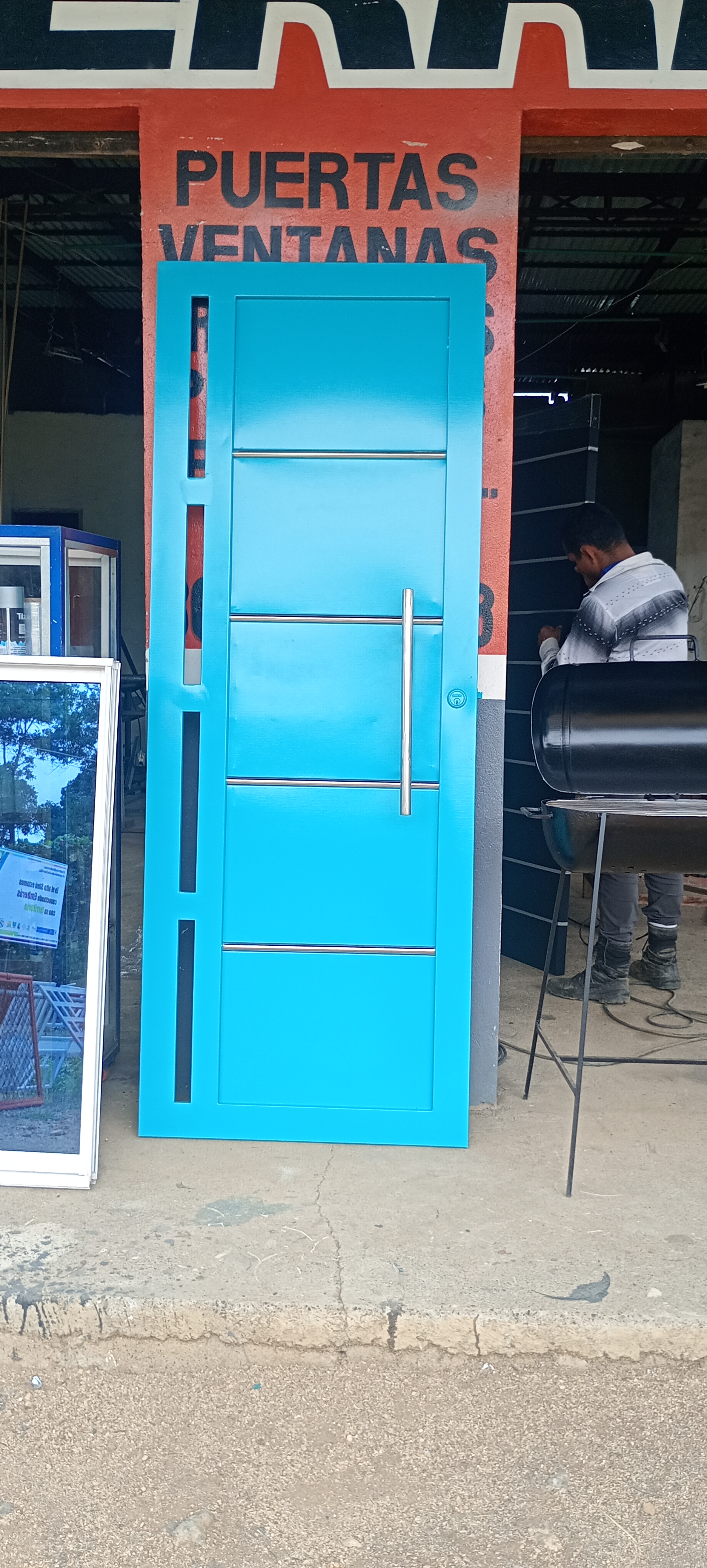 Puerta azúl marino  con varilla en acero